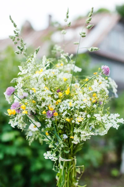 Bukett av ljusa blommor — Stockfoto