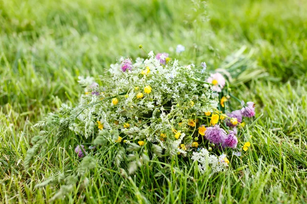 Bukett av ljusa blommor — Stockfoto