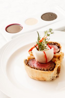 Wellington filetosu ve taze otlar.