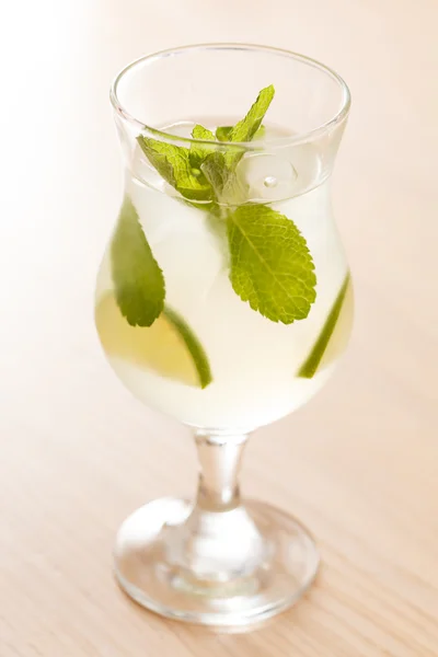 Cocktail au citron vert et menthe — Photo