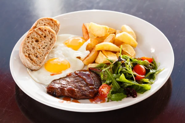 Steak s vejci a zeleninou — Stock fotografie