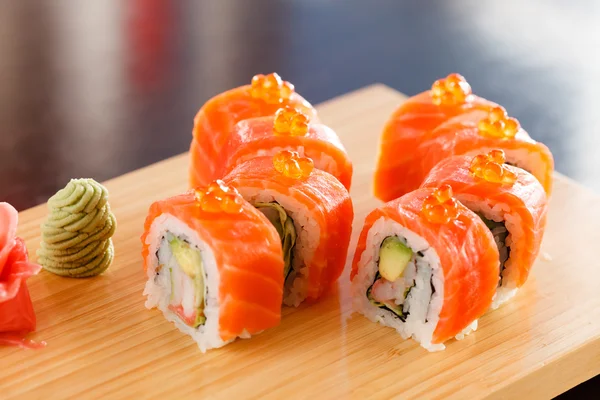 Sushi sur la planche de bois — Photo