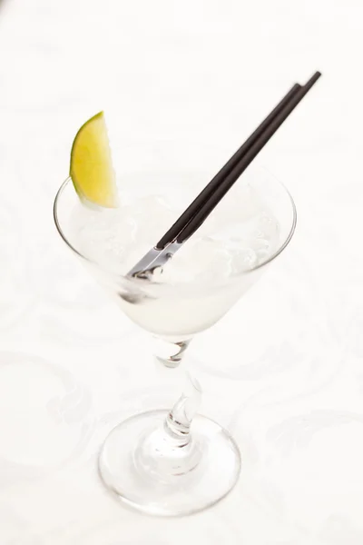 Cocktail with lime — Stock Photo, Image