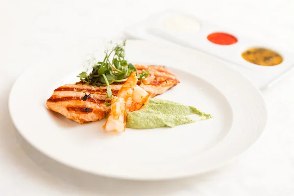 Grilled salmon with sauce — Stock Photo, Image