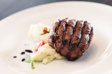 Patates püresiyle biftek.