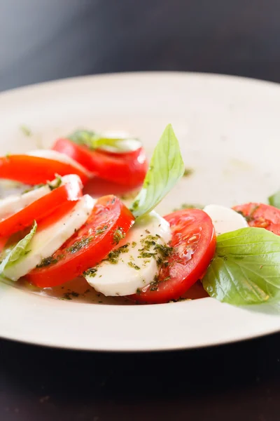 Pomidorem i mozzarellą z liści bazylii — Zdjęcie stockowe