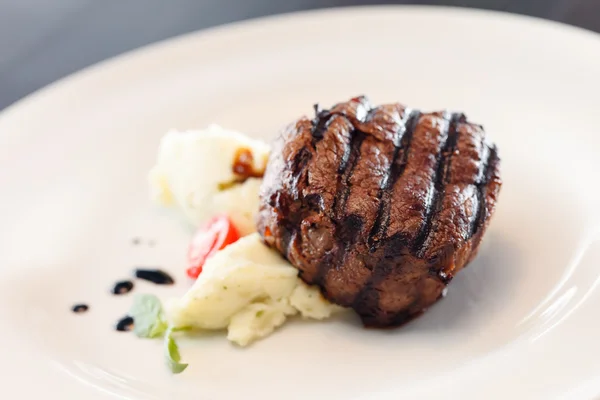 Steak with mashed potatoes — Stock Photo, Image