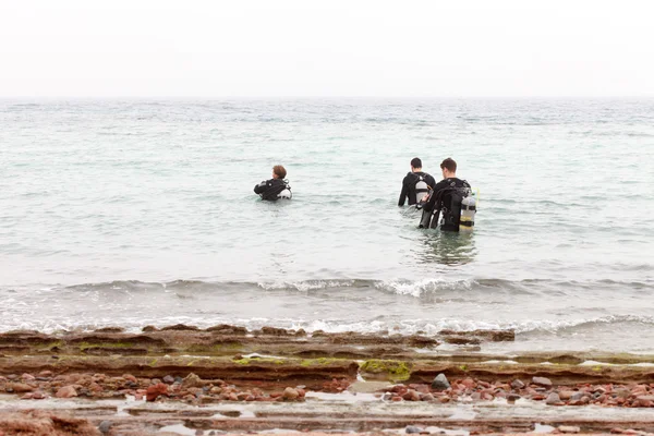 Mergulhadores na praia do Mar Vermelho — Fotografia de Stock