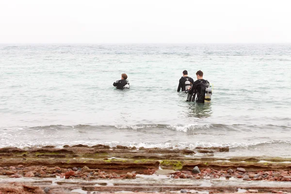 Divers on the beach of Red Sea — Stock Photo, Image