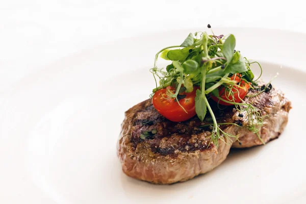 Gegrilltes Steak mit Kräutern — Stockfoto