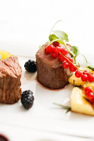 Steak with fresh berries — Stock Photo, Image