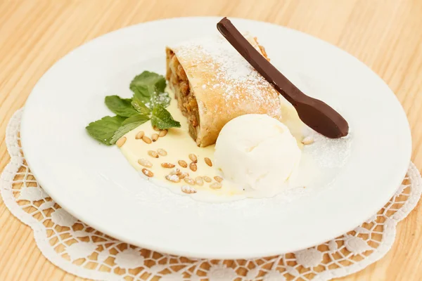 Apple strudel — Stock Photo, Image