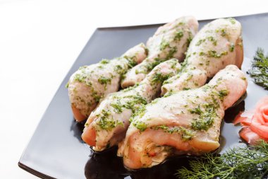 Çiğ tavuk bacağı.