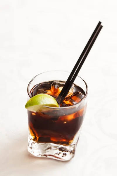 Cocktail med rom — Stockfoto