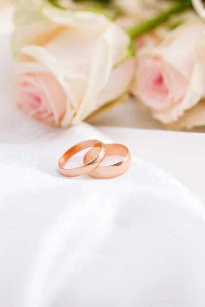 Rosen und Ringe — Stockfoto