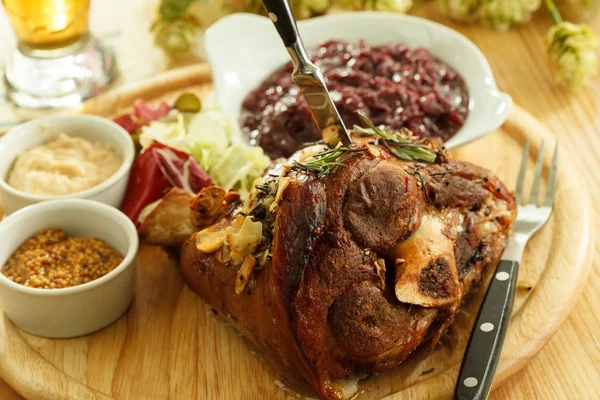 Eisbein with braised cabbage — Stock Photo, Image