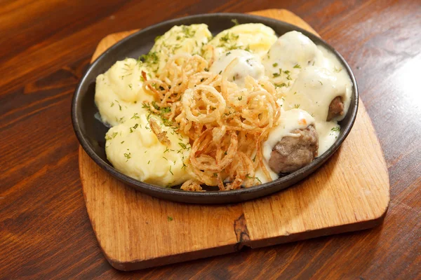 Картофель с фрикадельками — стоковое фото