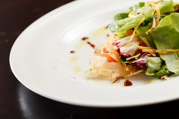 Salada verde com fatias finas de presunto — Fotografia de Stock