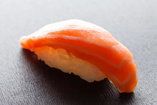 Nigiri con salmone — Foto Stock