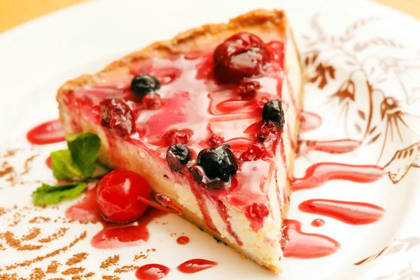 Käsekuchen mit Beeren — Stockfoto