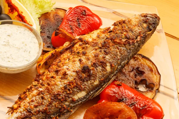 Pescado a la parrilla con verduras — Foto de Stock