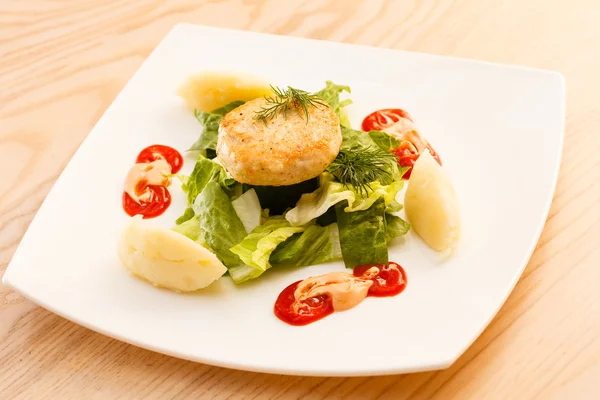 Costeleta de frango com purê de batatas — Fotografia de Stock