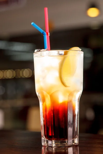 Cocktail no bar — Fotografia de Stock