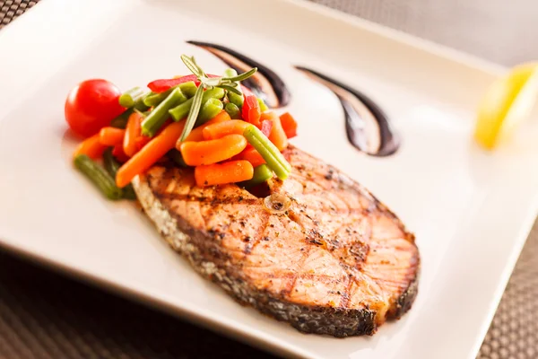 Salmon steak with vegetables — Stock Photo, Image