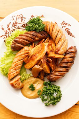 sosisleri patates ile