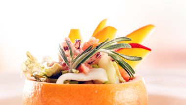 Greyfurt deniz mahsulleri salatası