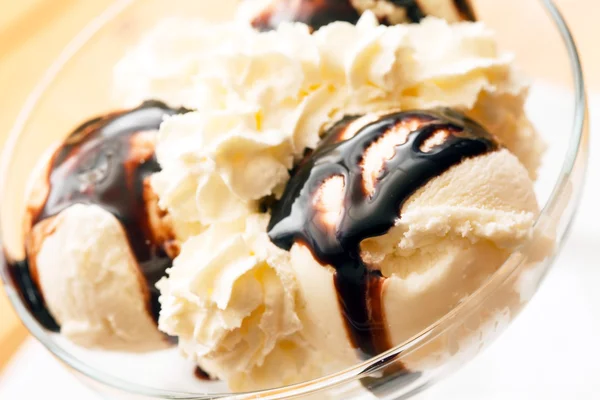 Çikolata şurubu ile dondurma — Stok fotoğraf