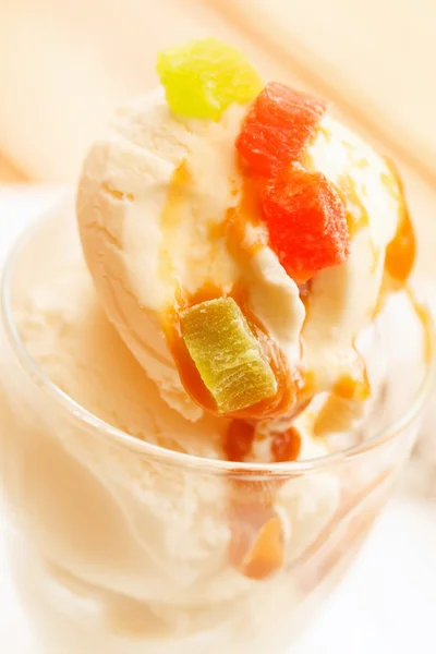 Ice cream and tropical fruits — Stock Photo, Image