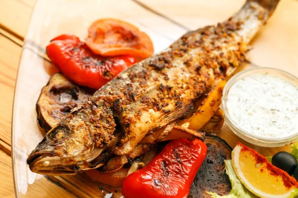 Pescado a la parrilla con verduras — Foto de Stock