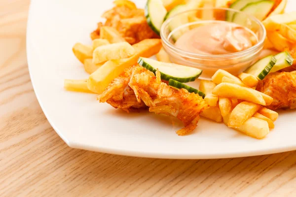 Patatine fritte con pollo — Foto Stock