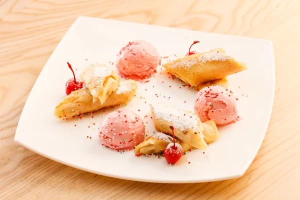 Pancakes with ice cream — Stock Photo, Image