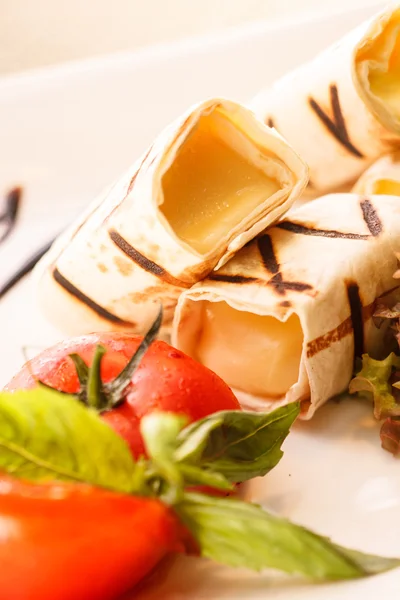 Avvolgere con verdure miste, formaggio e sauxe — Foto Stock