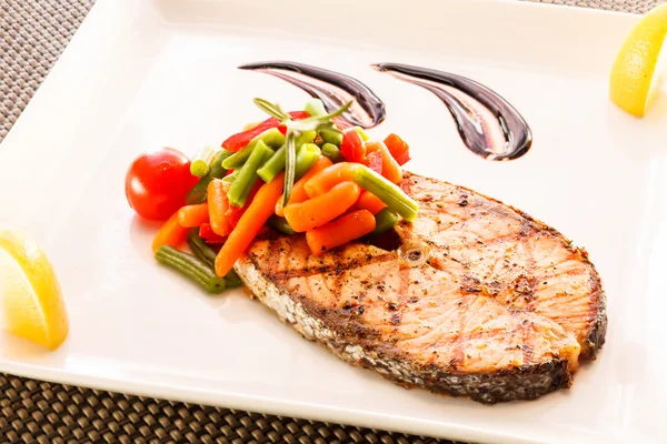 Salmon steak with vegetables — Stock Photo, Image