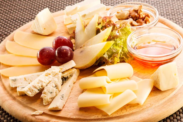Peynir tabağı üzüm ile — Stok fotoğraf