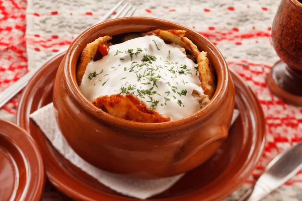 Crêpes de pommes de terre dans le pot — Photo