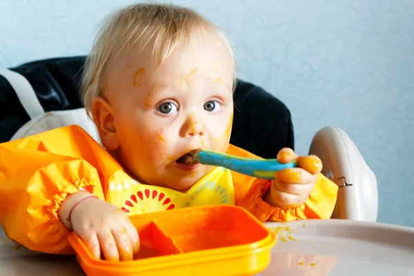 Syöminen poika — kuvapankkivalokuva
