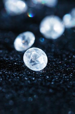 Siyah arkaplanda elmaslar