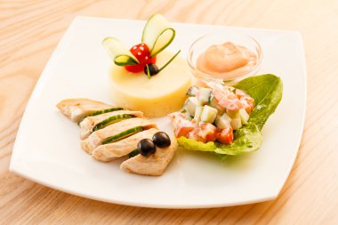 tavuk kids menü için patates püresi ile