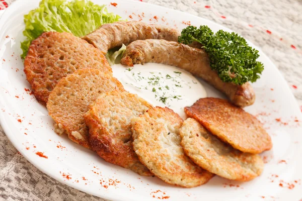 Potato Pannenkoeken met worst — Stockfoto