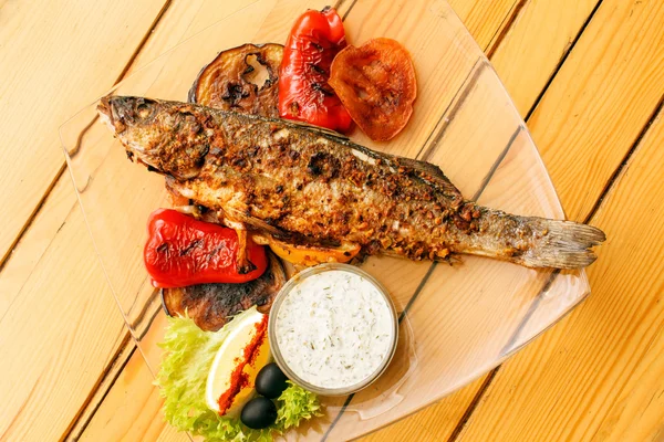 Ryby z grilla z warzywami — Zdjęcie stockowe