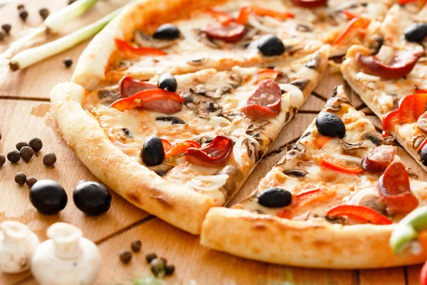 Opperste pizza — Stockfoto