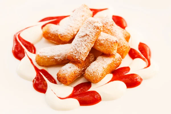 Dessert da fiocchi di latte con salsa — Foto Stock