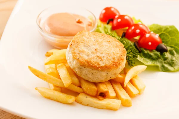 Franse frietjes met kip kotelet voor kinderen menu — Stockfoto