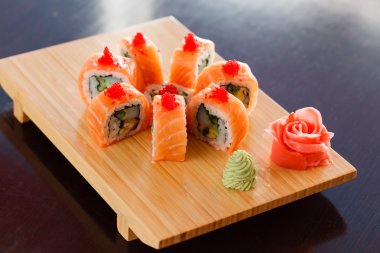 Suşi ahşap tahta üzerinde