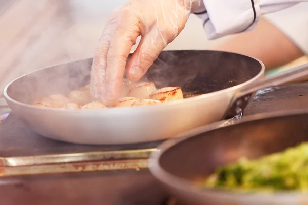 Chef-kok op het werk — Stockfoto