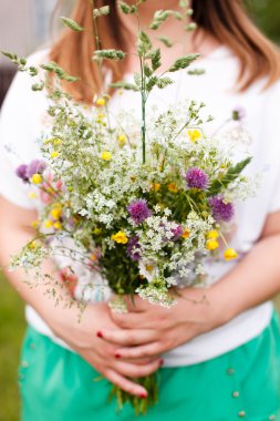 kadın holding kır çiçekleri